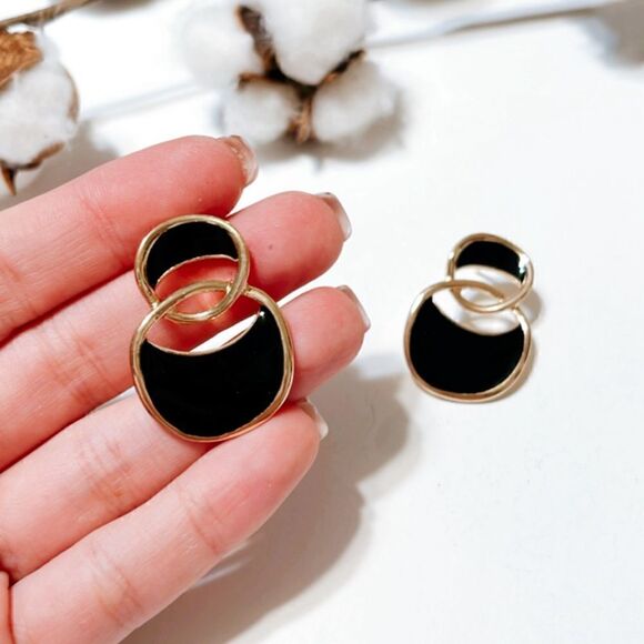 Black enamel geo stud earrings N300 - Picture 4 of 5